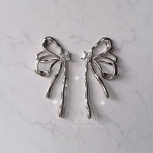 Load image into Gallery viewer, [Aespa Winter, NingNing Earrings] Metalic Liquid Ribbon Earrings - Silver Color