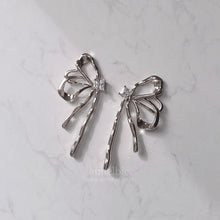 Load image into Gallery viewer, [Aespa Winter, NingNing Earrings] Metalic Liquid Ribbon Earrings - Silver Color