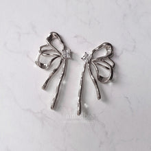 Load image into Gallery viewer, [Aespa Winter, NingNing Earrings] Metalic Liquid Ribbon Earrings - Silver Color