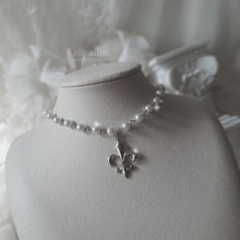 Load image into Gallery viewer, Fleur De Lis Pearl Choker - Silver