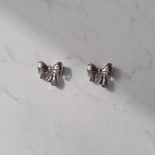 Load image into Gallery viewer, Petit Daily Ribbon Earrings - Silver