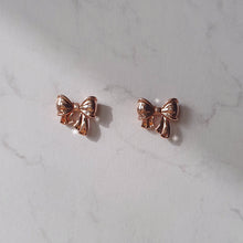 Load image into Gallery viewer, Petit Daily Ribbon Earrings - Rosegold