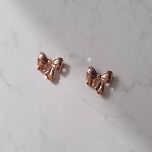 Load image into Gallery viewer, Petit Daily Ribbon Earrings - Rosegold