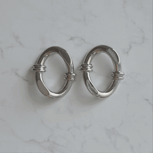 Load image into Gallery viewer, [Aespa Karina, Winter Earrings] Knotted Oval Ring Earrings - Silver